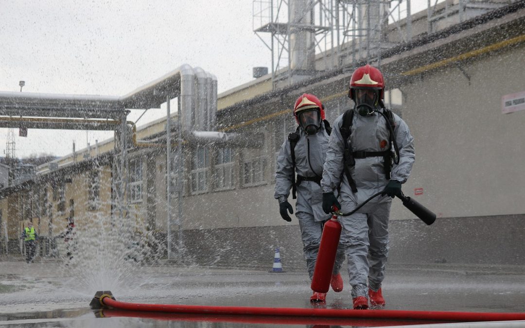 Dinas Damkar Cilegon Bersihkan Tumpahan Oli di Area Industri